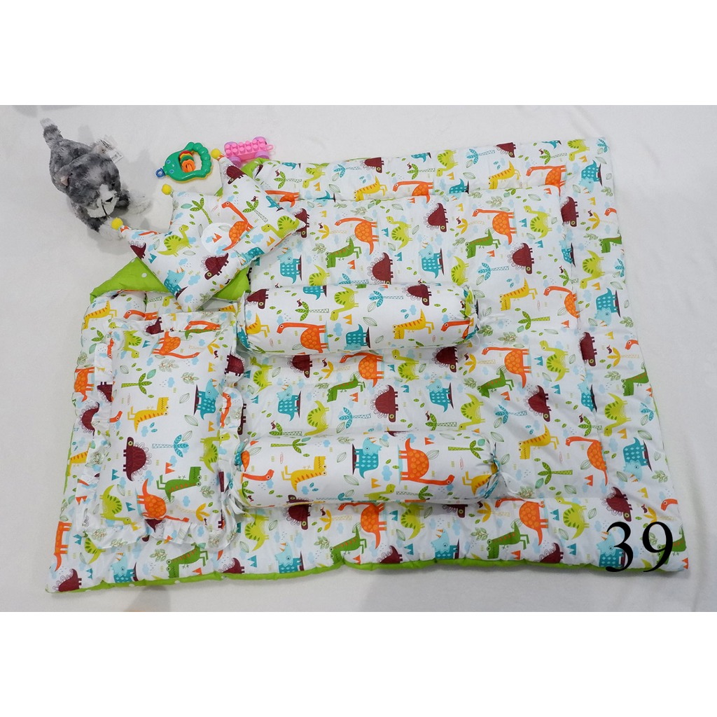 Set Bedcover Bayi (Bedcover, Bantal, Guling, dan Bantal Mahkota / Peyang)