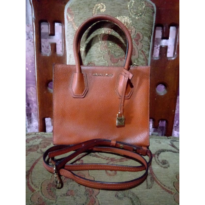 tas MK Mercer masih lengkap talpan bawaan & gembognya.minus sedikit d kulitnya,chat aja kalau minat.