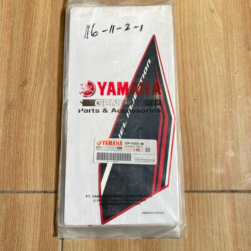 Striping stiker Tangki KIRI Yamaha Vixion NVA 2015 merah original YGP 2TP-F4254-00