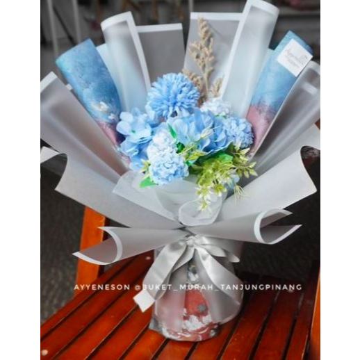 Buket Bunga Bertema Biru Kertas Warna Putih-Biru