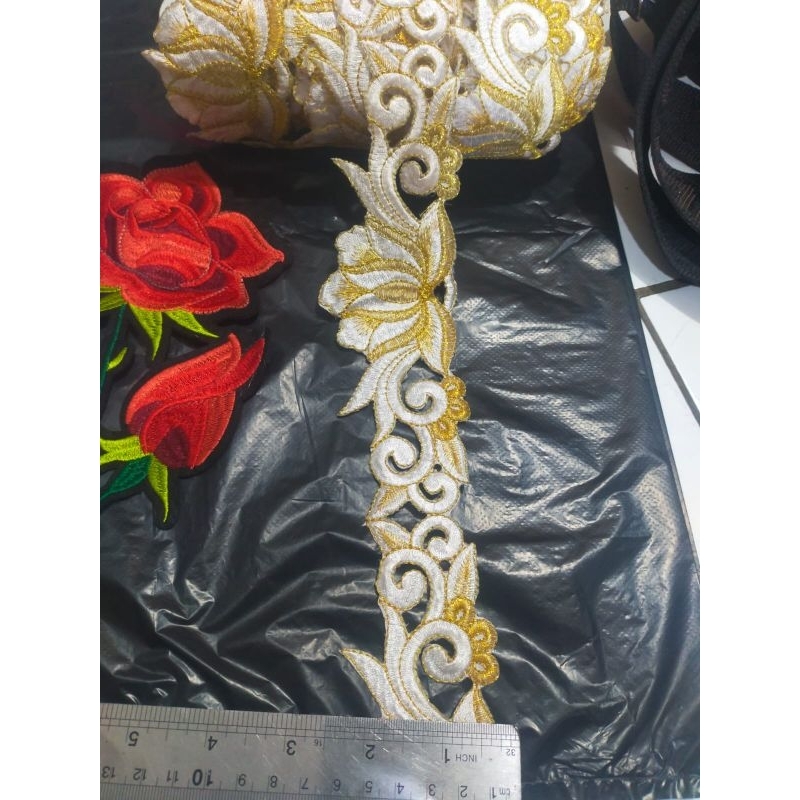 Renda bordir lebar 6cm warna putih , gold panjang 5 yard harga per 90 cm 12000