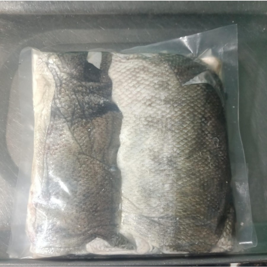 

Kulit ikan salmon / Salmon skin frozen kemasan 500 gram