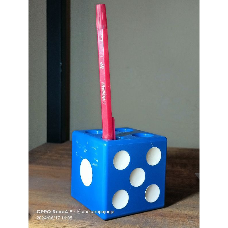 

tempat pen biru