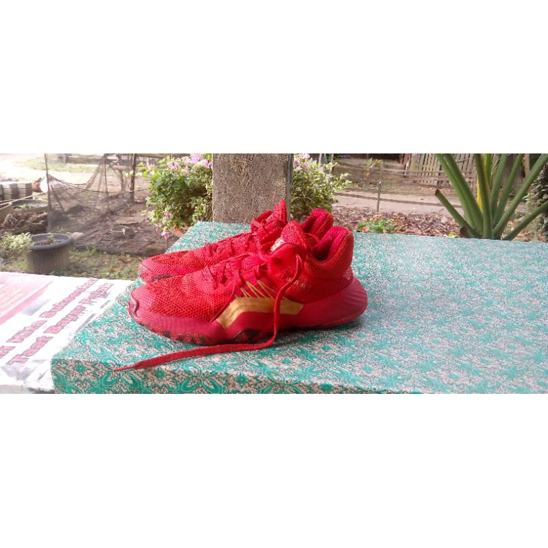 sepatu basket Adidas Don issue #1