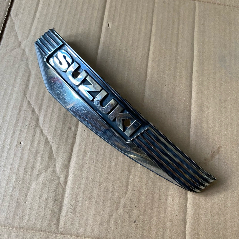 emblem tangki cover emblem tangki kanan suzuki rc80 rc100 original