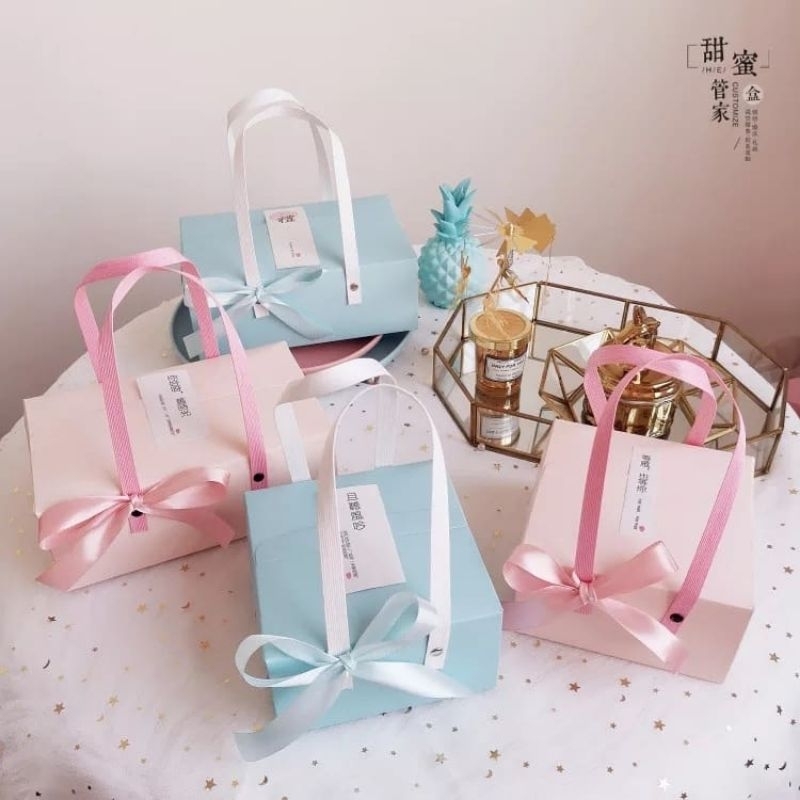 

Gift Box Dengan Gagang/Kotak Hampers Kado/Dus Kue