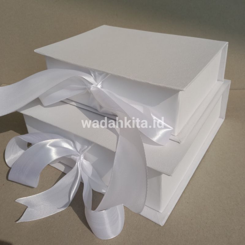 

Kotak Kado / Hampers Box / Hard Box / Gift box