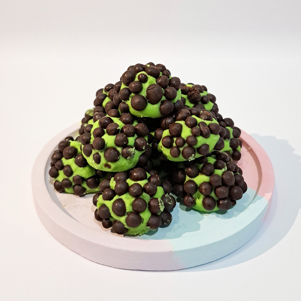 

Kue Chococrispy Pandan Biba Snacks ( Beli 1 Toples GRATIS 1 Kemasan Pouch Kue Sagu / Kue Semprit )