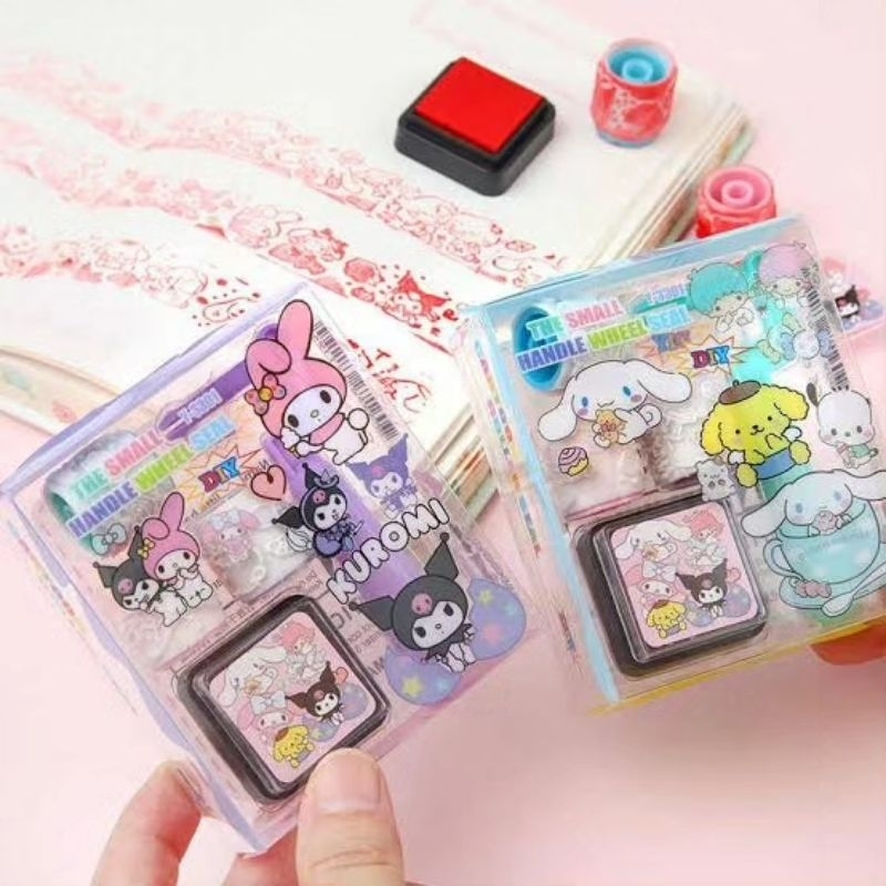 

SANRIO ROLL STAMP SET (Roller Stempel Kuromi Cinnamoroll Melody Hello Kitty Twin Star Art Craft Kerajinan Mainan Anak Viral)