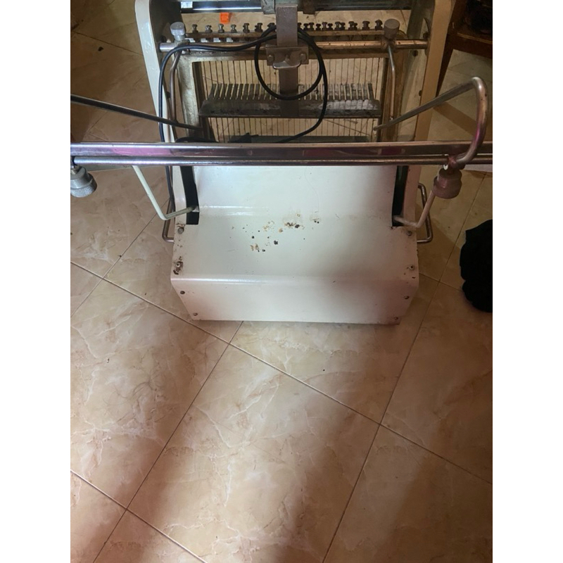 mesin pemotong roti tawar