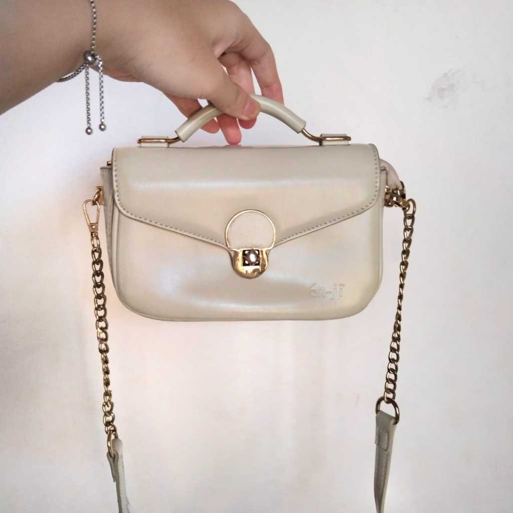 Preloved Tas Slempang Enji ivory white