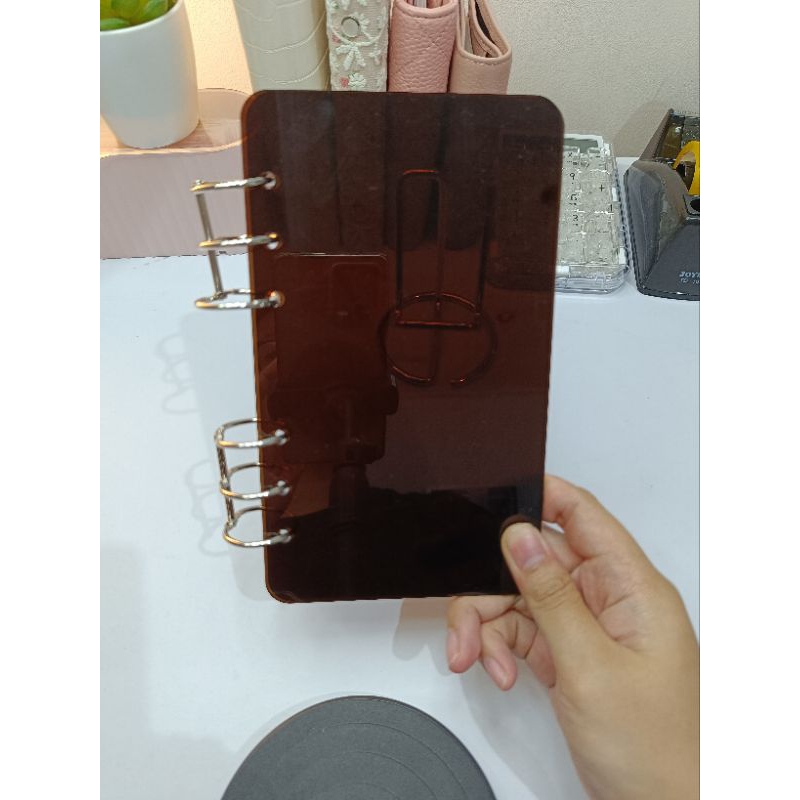 

Binder Akrilik Coklat Transparan A6