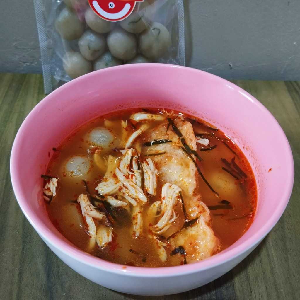 

Cilok Kuah Pedas Topping Ayam Suwir