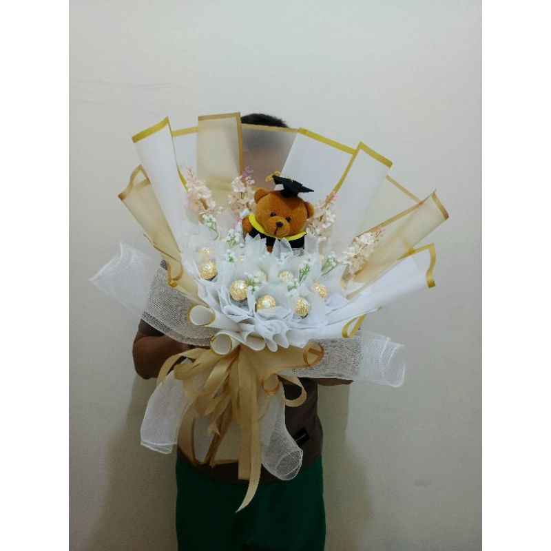 

Ferrero bouquet graduation hadiah wisuda isi 16 cokelat