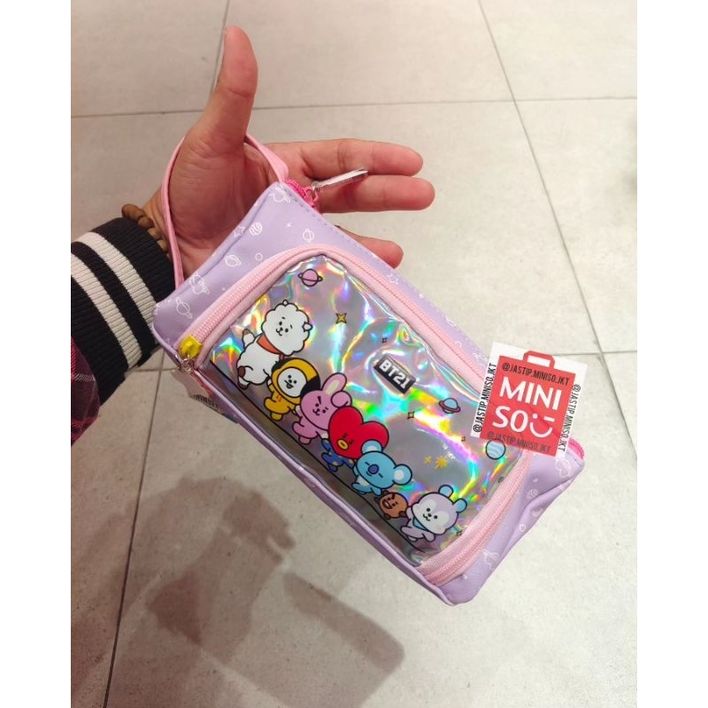 

MINISO x BT21 Kotak Pensil / Holographic Stationery Case (22.5x9x11cm)