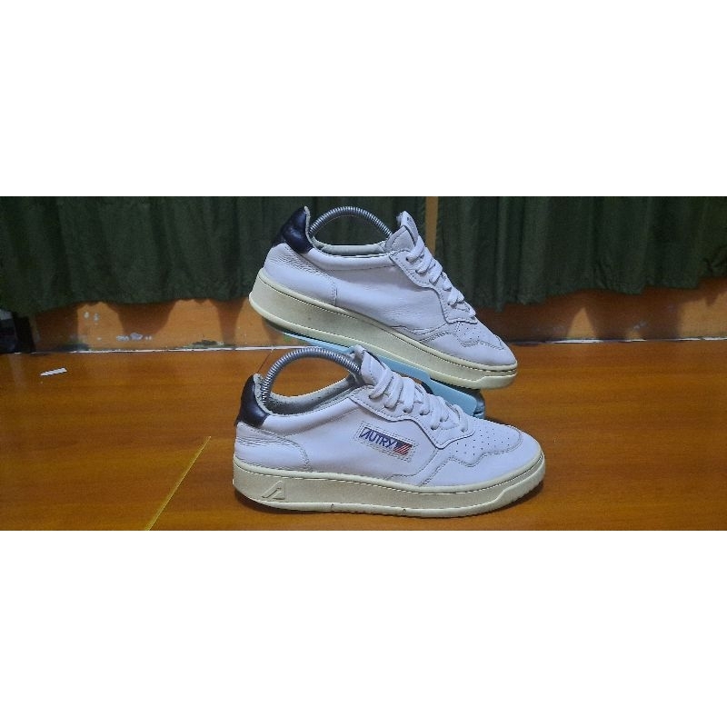 sepatu preloved second sneaker Autry Medalist Casual made in Indonesia