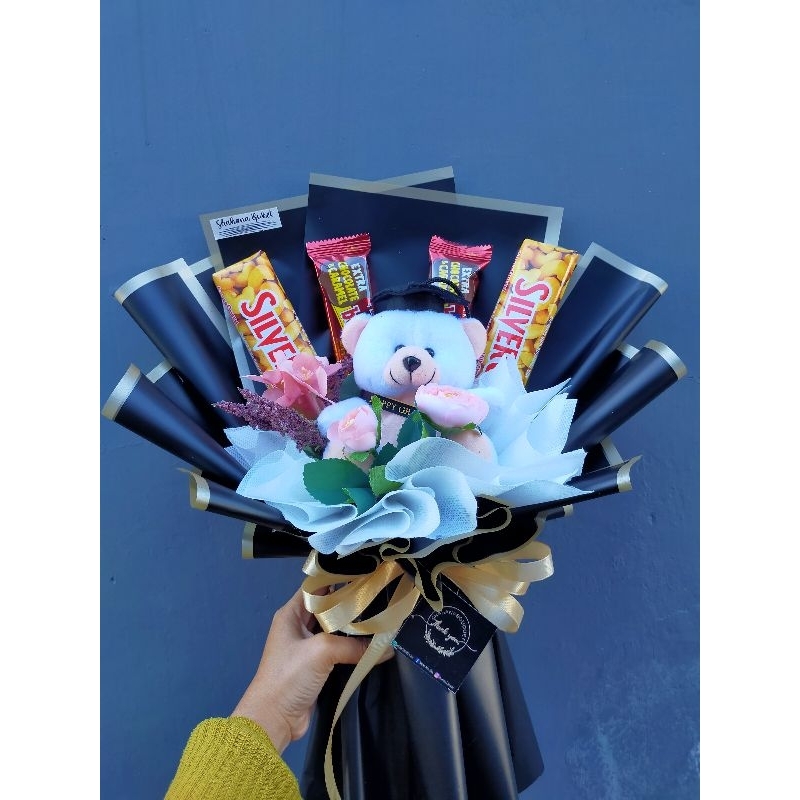 

Buket Wisuda (Boneka wisuda, Coklat 2, Beng Beng 2, Bunga)