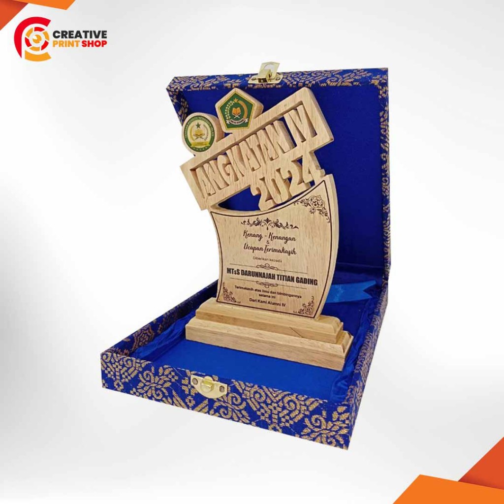 CreativPrintingShop, Plakat Kayu, Plakat Wisuda Plakat Magang Plakat KKN, Plakat Custom Kayu Ukir
