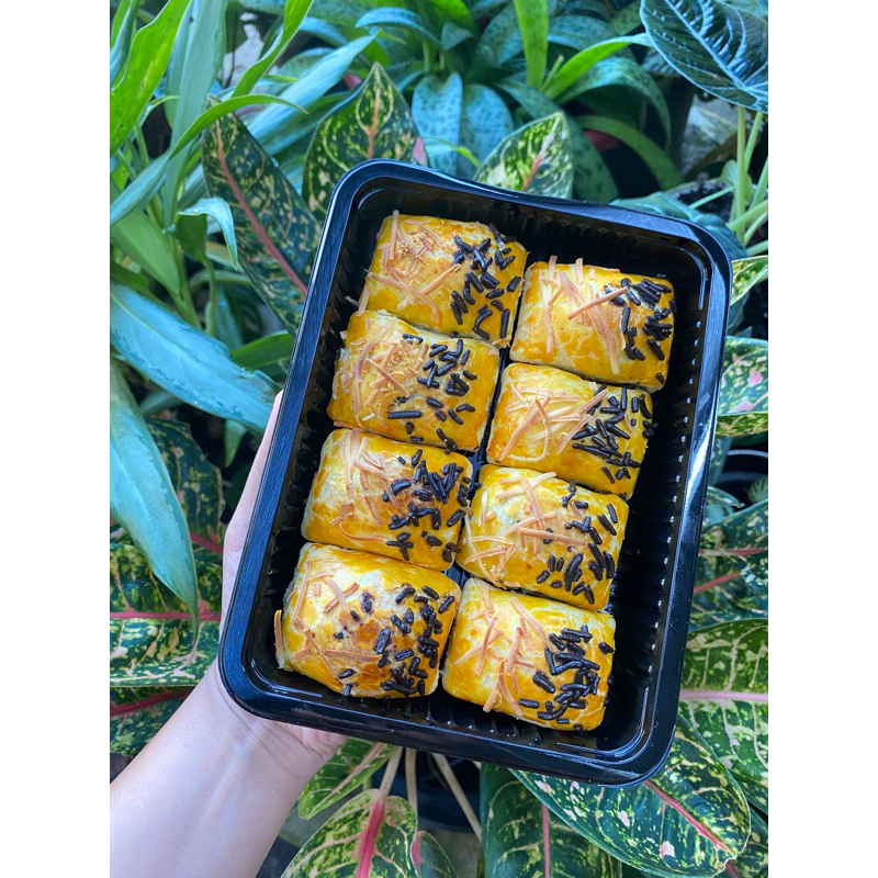 

Bolen pisang coklat keju lumer isi 8 by Mamaya Cakes