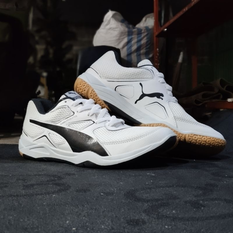 Sepatu badminton puma pria warna putih, Sepatu bulutangkis pria