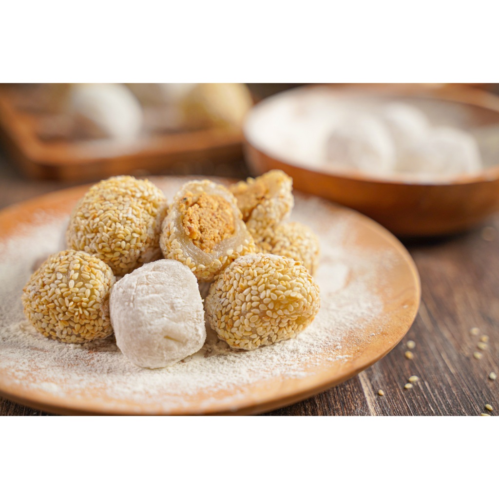 

pink Mochi Aifa rasa Orinal pada adonannya yang di balut sagu/wijen