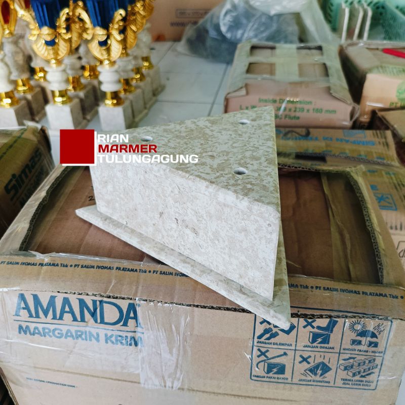 Tatakan piala Segitiga kaki 3 batu marmer putih