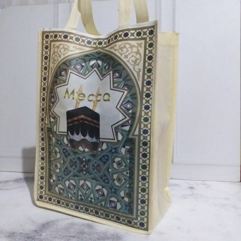 

Tas oleh oleh haji umroh printing size 35x25x12 cm. ukuran besar bisa di isi sajadah, sarung atau kotak souvenir