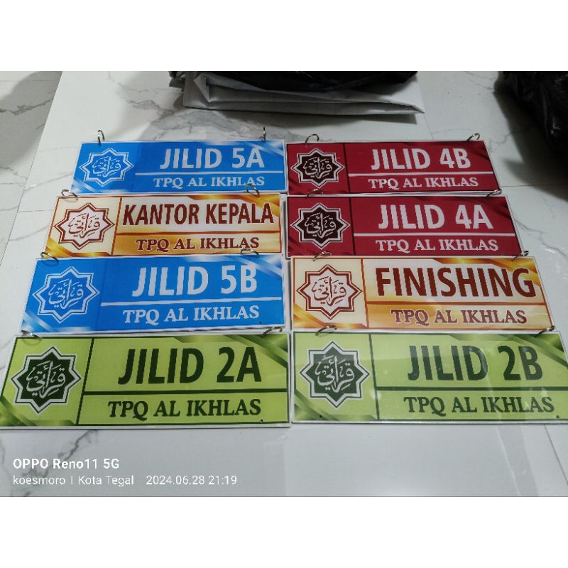 

papan nama akrilik dua muka