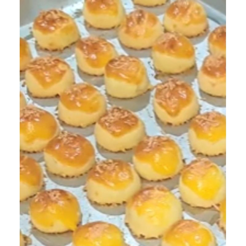 

kue nastar bulat dengan toping keju di atasnya 1 toples 400 gram