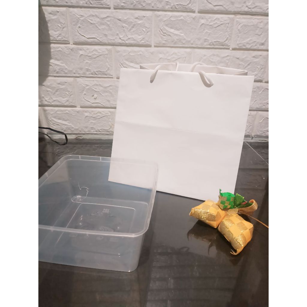 

Paperbag White untuk box nasi. UK 24 x 24 x Tinggi 23cm.