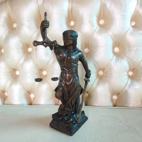 Patung Dewi Keadilan Ukiran Kayu