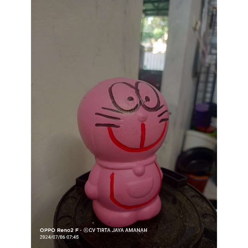 Produsen Celengan plastik karakter Doraemon buat hadiah 17an