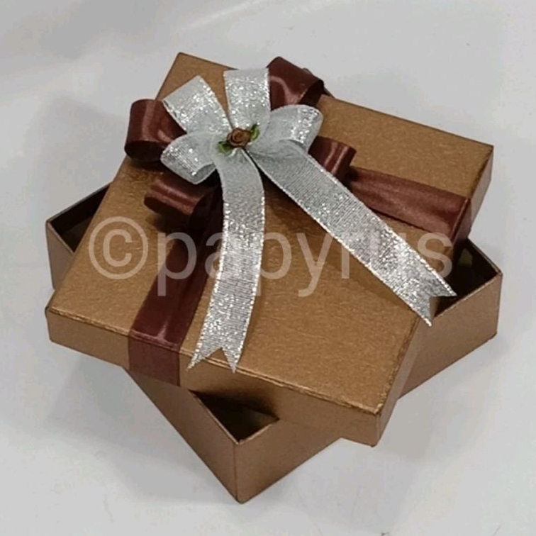 

PAPYRUS 15x15 Tinggi 5cm Kotak Kado Gift Box V3