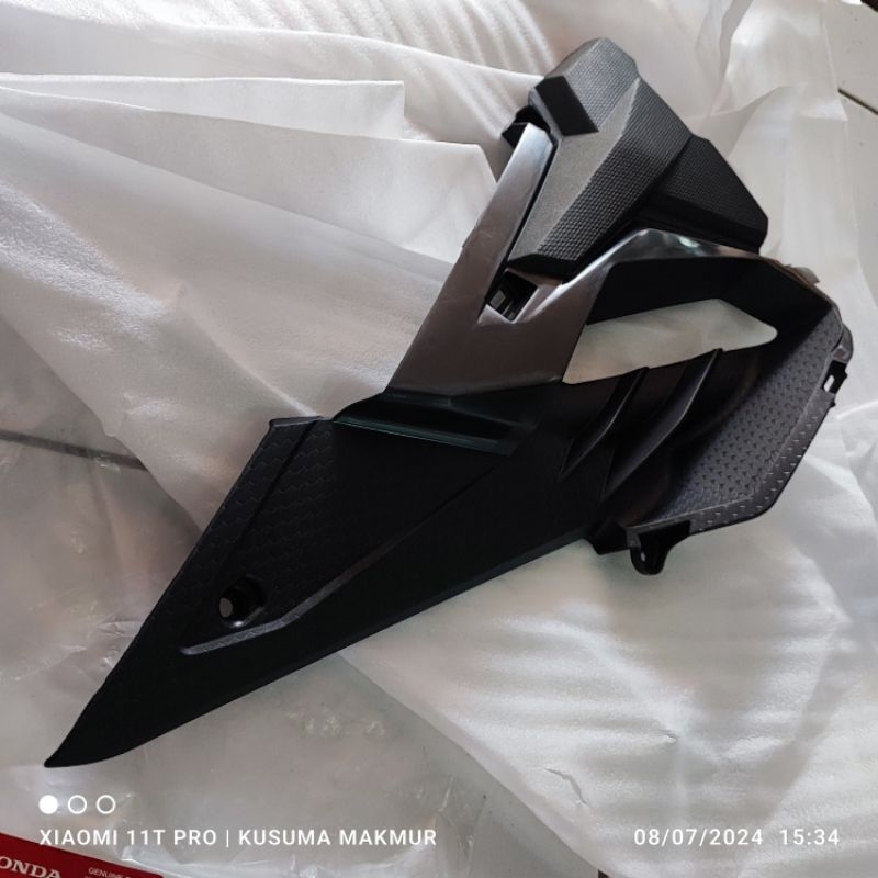 Cover body depan bawah CB150R New kiri. 50285-K15-600