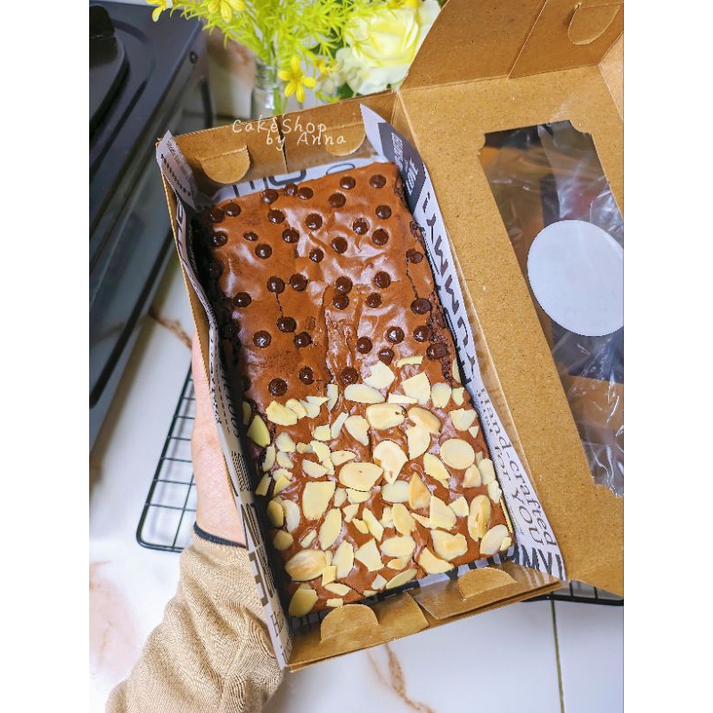 

Fudgy brownies classic, fudgy brownies almond choco chip, brownies panggang, ukuran18x10cm