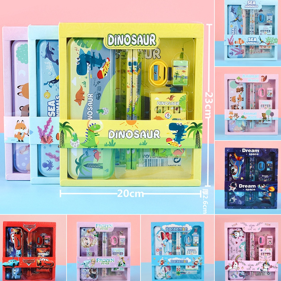 

KODE A7X9 SET ATK GIFT BOX KIDS ANAK MOTIF ASTRONOT DINOSAURUS ANIMAL OCEAN UNICORN CARS SPIDERMAN FROZEN PRINCESS HELLO KITTY DORAEMON PONY PENSIL PENGGARIS PENGHAPUS RAUTAN 1 SET PENCIL HADIAH P9