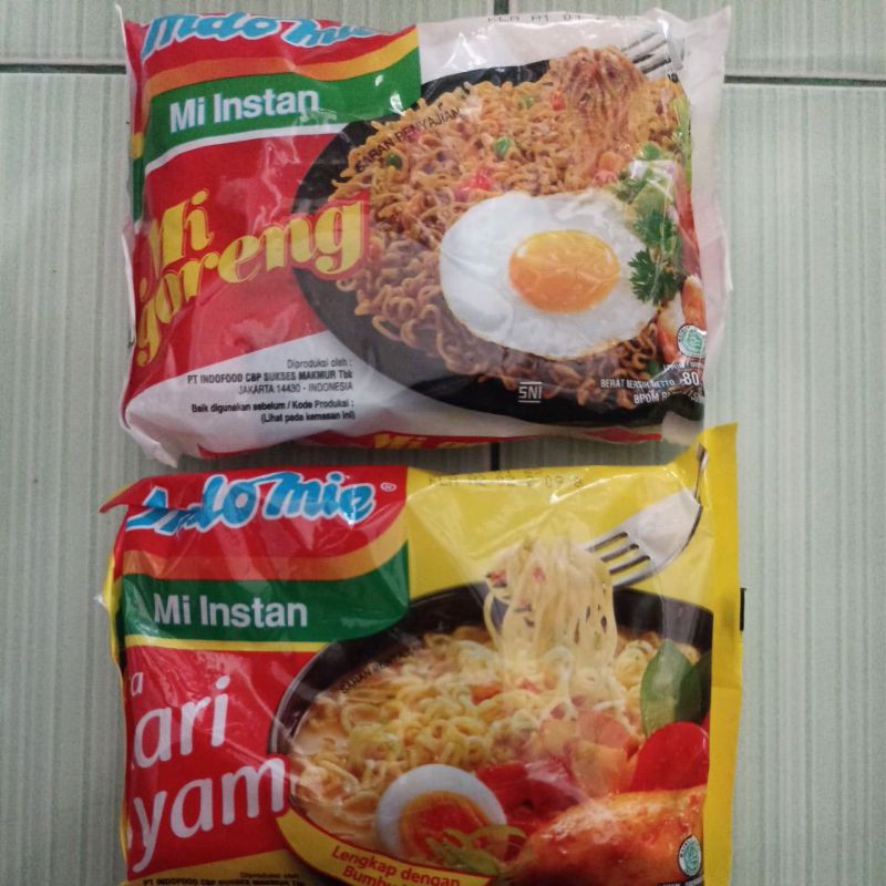 

indomie kuah kari ayam dan indomie goreng