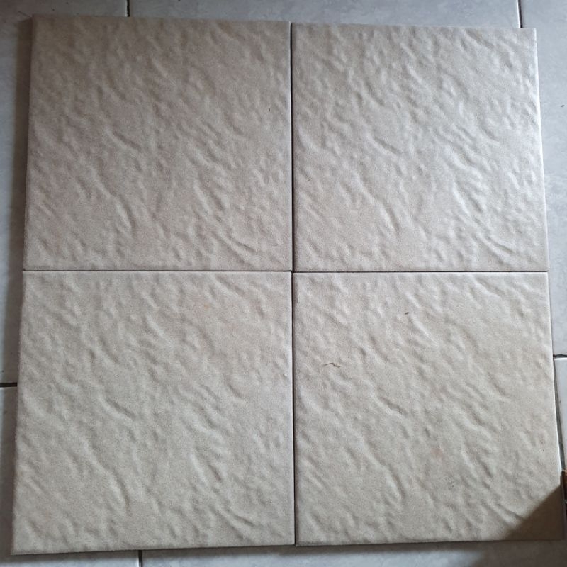 keramik lantai kamar mandi teras garasi ruang cuci rumah UNO 25x25 SIERRA CM Cream polos batu minima