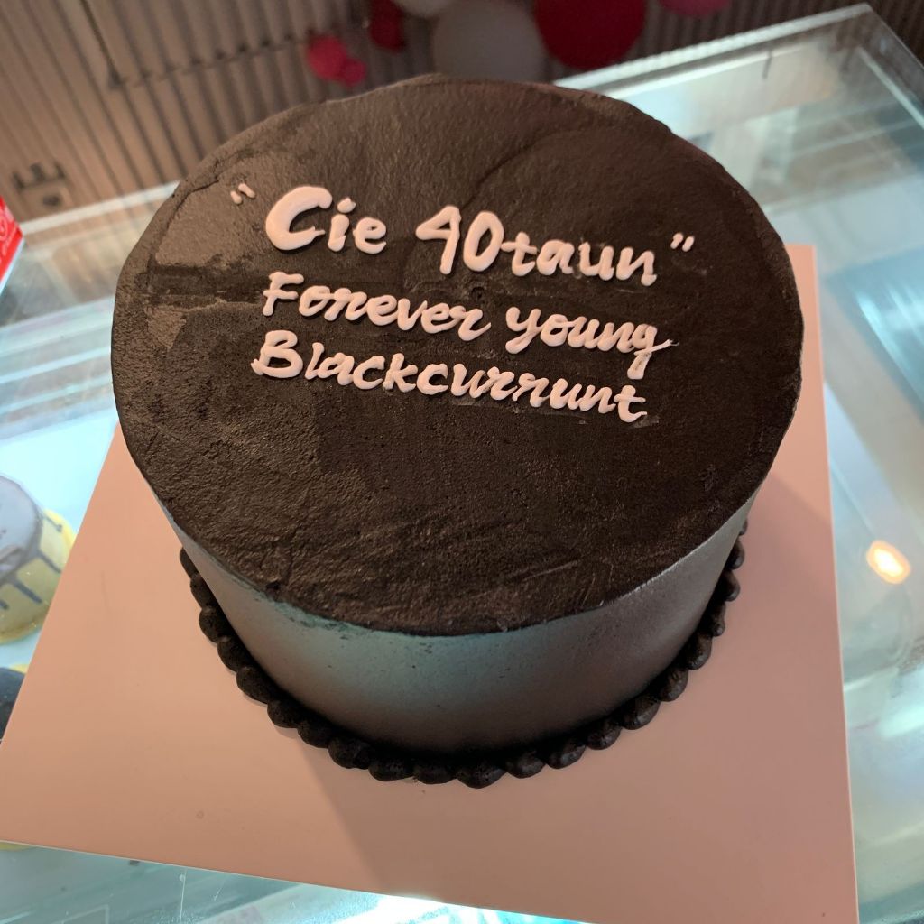 

Kue Ulang Tahun/Birthday Cake/Kue Ulang Tahun Custom/Kue Ulang Tahun Tema Warna Black/Hitam