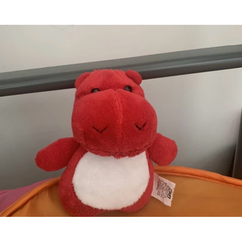 Boneka Hippo (kudanil) Merah Kecil dari mesin capit Amazon