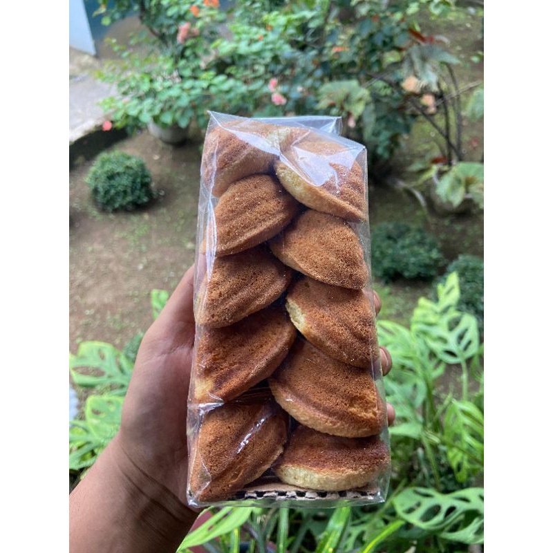 

Kue Bolu Kering Netto +- 200 gram isi 20 pcs Cap Bayonet