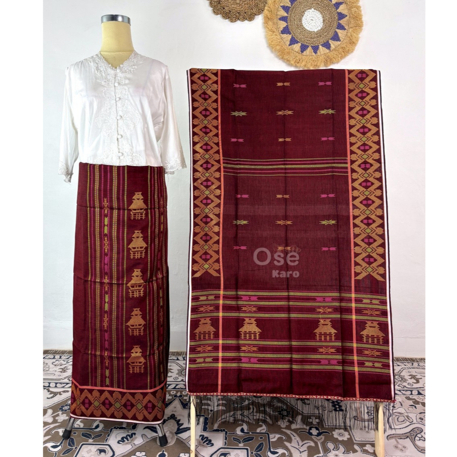 Set Uis Nipes Karo Motif Rumah Adat Maroon Semi Sutra