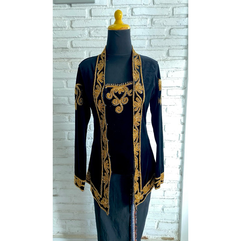 kebaya bludru hitam (preloved)