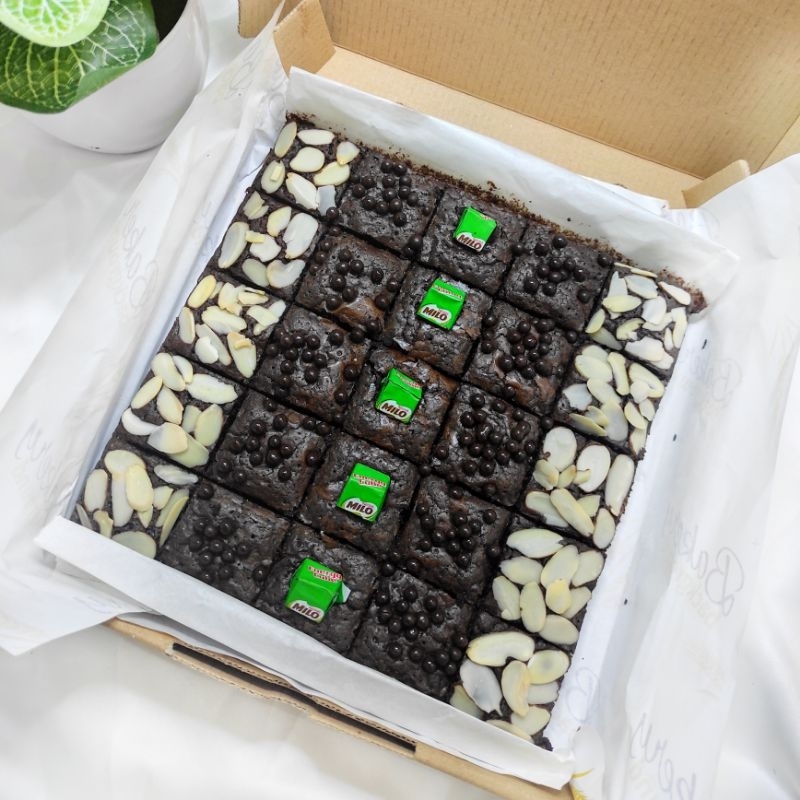 

Tiny Tasty - Fudgy Brownies Milo Cube Choco Chips Almond 20x20