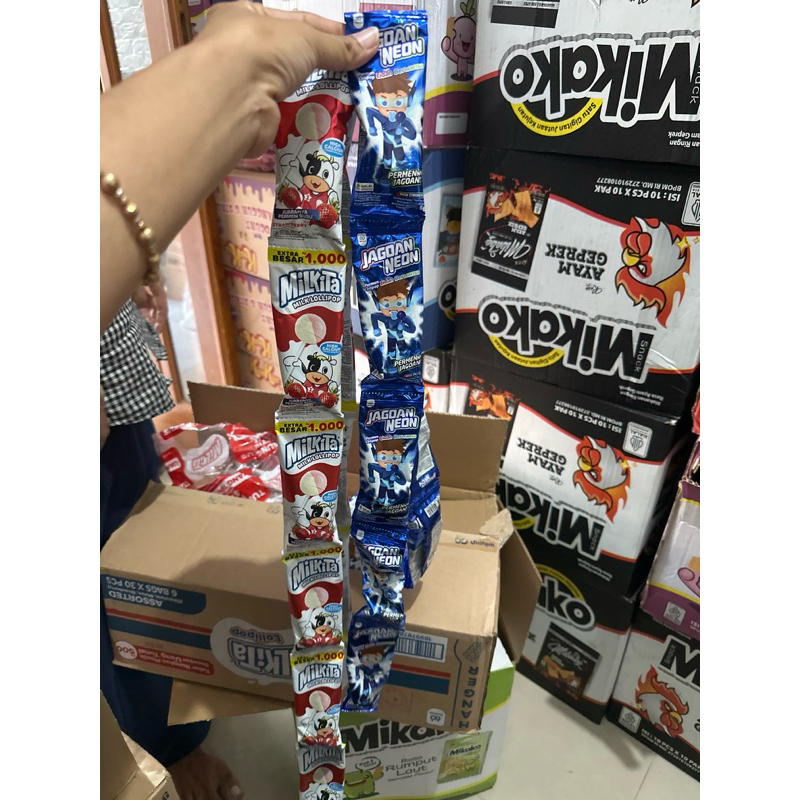 

Milkita Loly pop isi 10 / Jagoan Neon Permen 1 renceng isi 12 Pcs