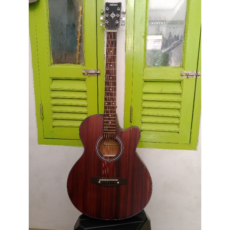 gitar akustik Yamaha FG 225