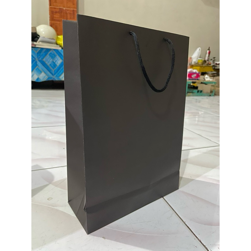 

Paper Bag Baju Hitam Polos Ukuran 25x10x30 Bahan Kraft 130 Gsm Tebal | Online Shop | Tas Baju | Toko Baju | Tas Kertas | Fashion Store