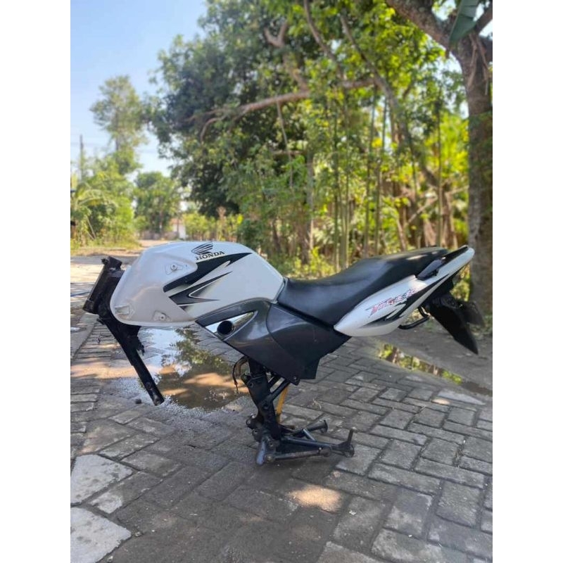 BODY SET TIGER REVO ORIGINAL ALBINO PUTIH