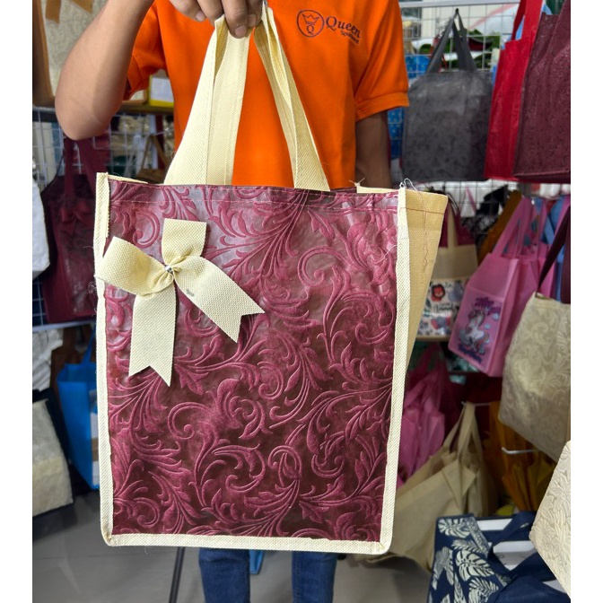 

HJ6 HARGA LUSIN ISI 12 BIJITAS HAJATAN BOX NASI EMBOSS KOMBINASI TEXTURE TIMBUL SIZE 22x22x3
