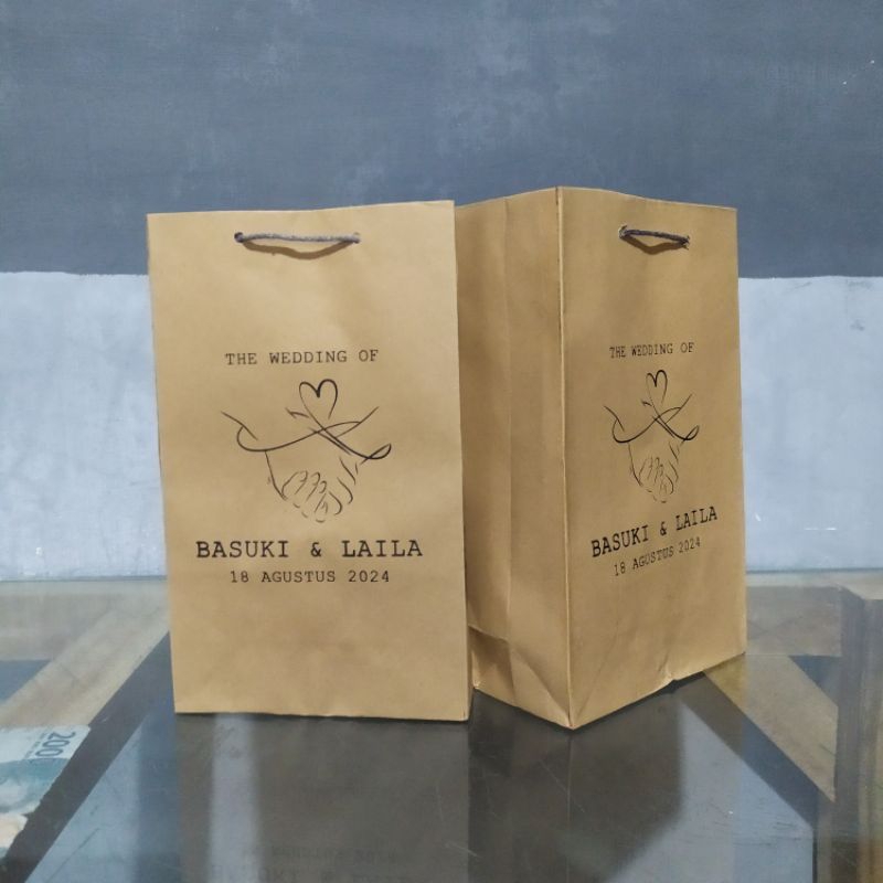 

Paper Bag Sovenir Pernikahan Sablon Murah UK. 15x10x25cm